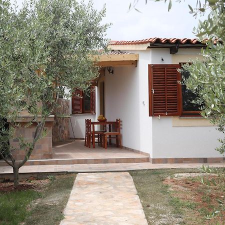 Holiday Houses Marta Ровин Екстериор снимка