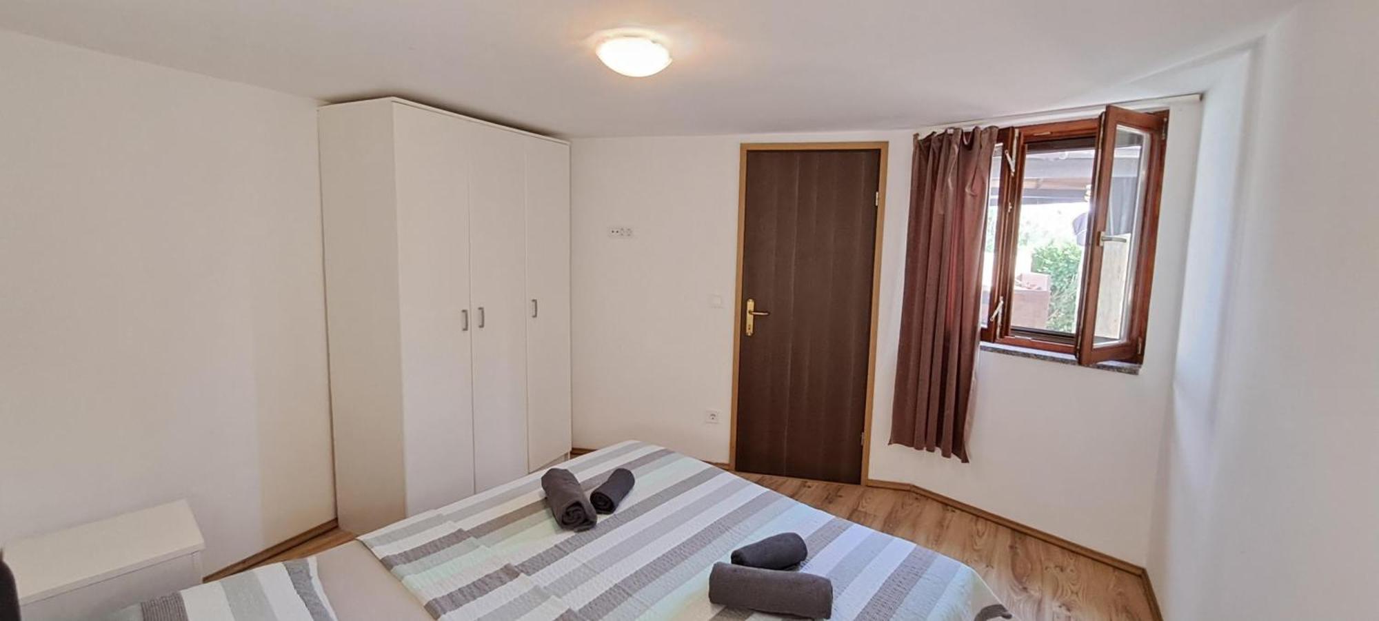 Holiday Houses Marta Ровин Екстериор снимка