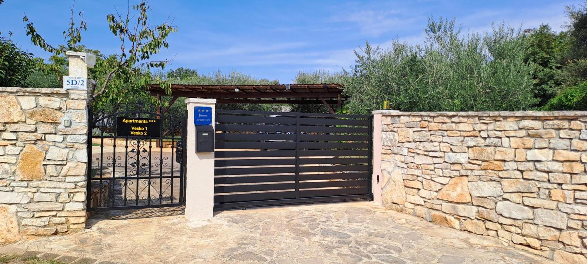 Holiday Houses Marta Ровин Екстериор снимка