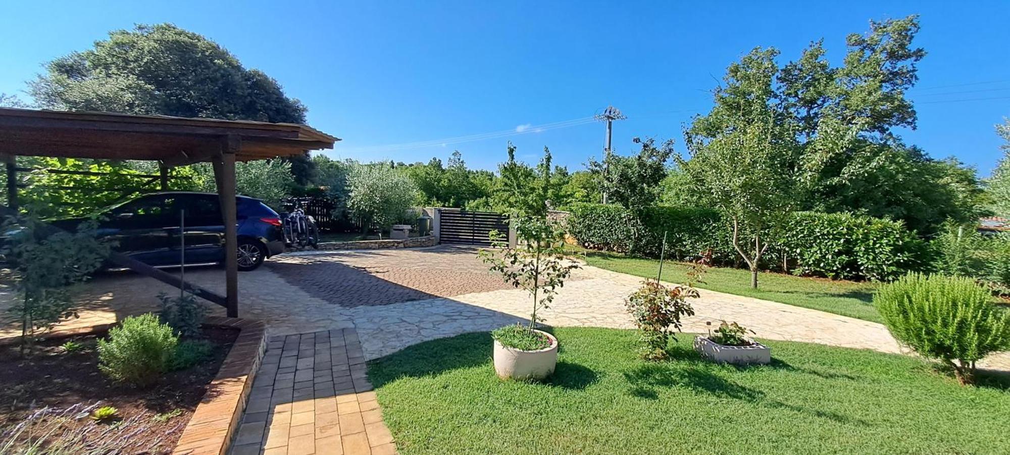 Holiday Houses Marta Ровин Екстериор снимка