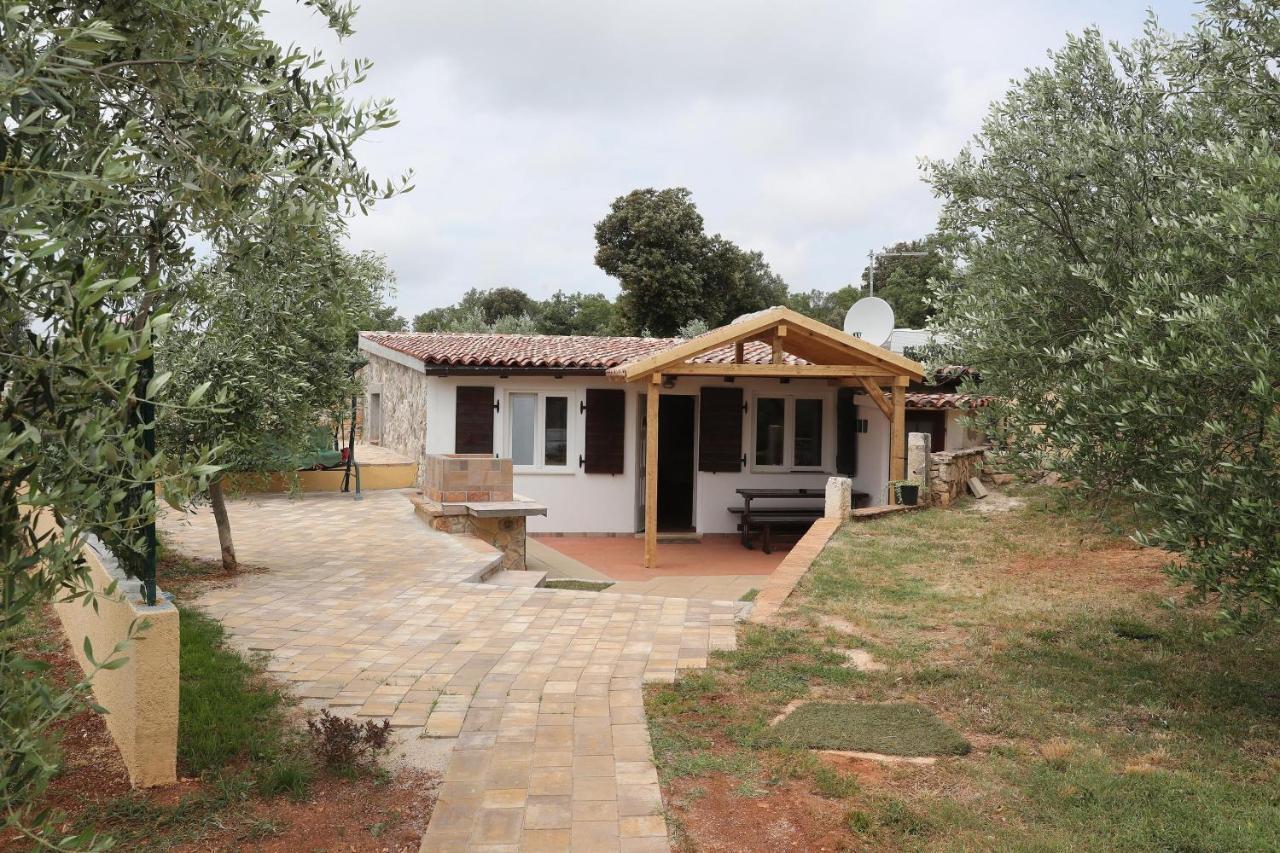Holiday Houses Marta Ровин Екстериор снимка